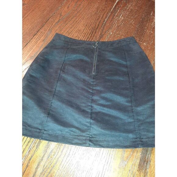 Size 2 Old Navy Black Rear Zip Microfiber Mini Skirt with Pockets - Picture 2 of 2